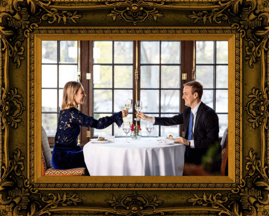 Des membres du club célébrant ensemble dans une ambiance conviviale et élégante.